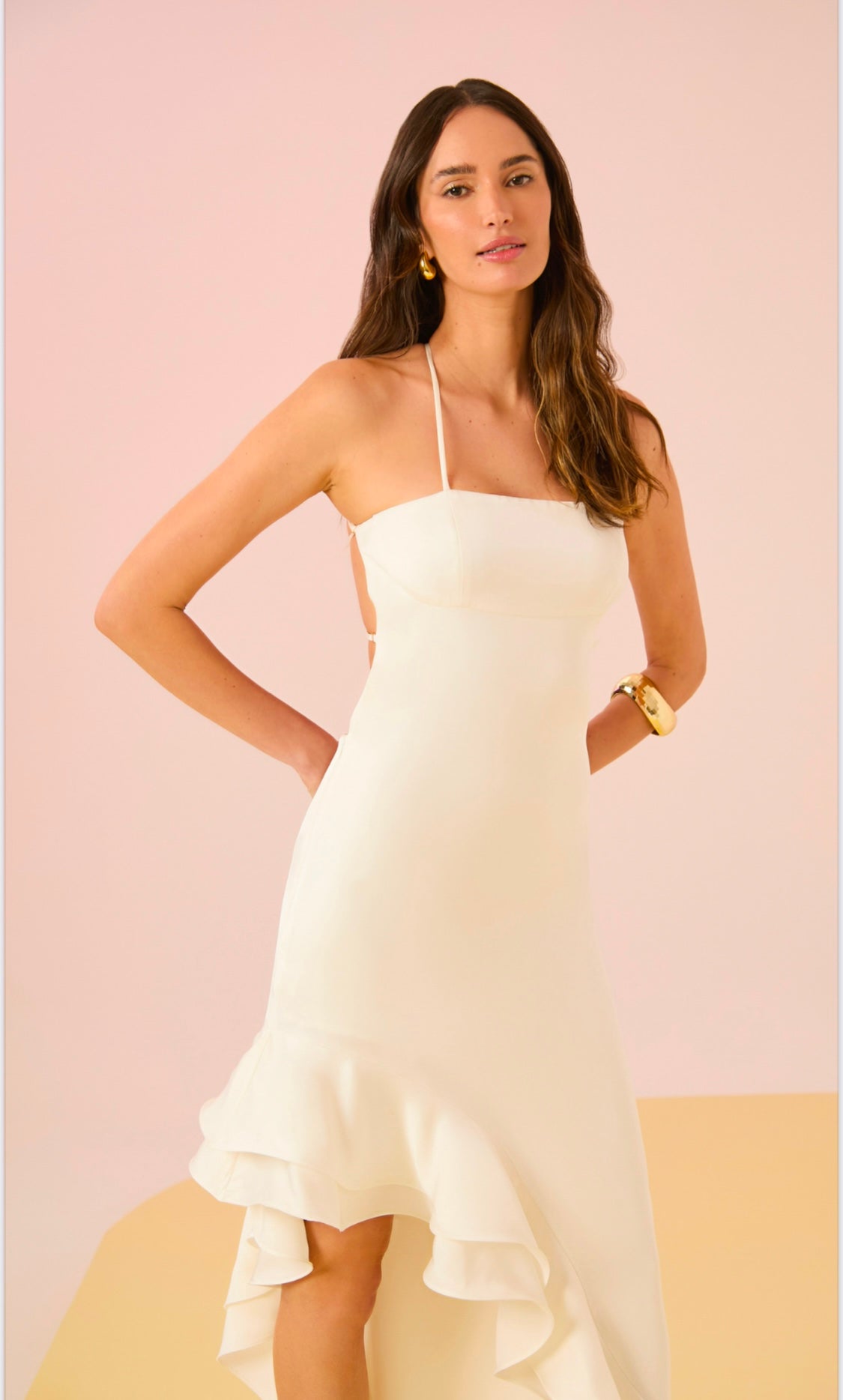 Vestido Off White Assimétrico com Babado