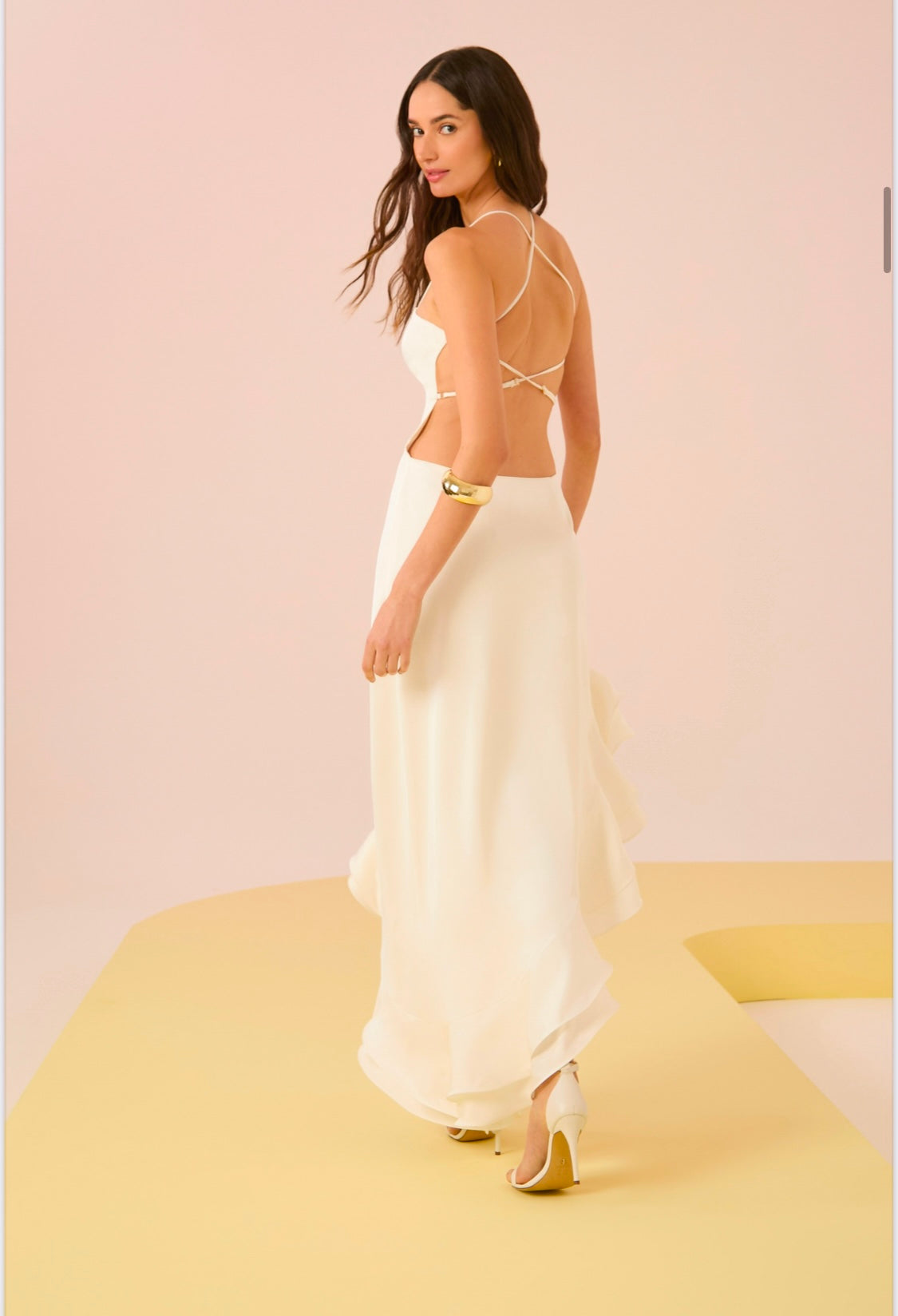Vestido Off White Assimétrico com Babado