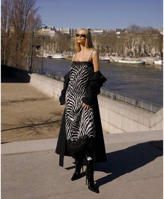 Vestido Midi de Cetim com Estampa de Zebra e Renda