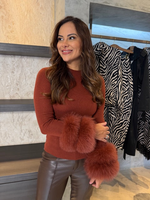 BLUSA PUNHOS MADRE REINA LÃ COM PELE CANELA