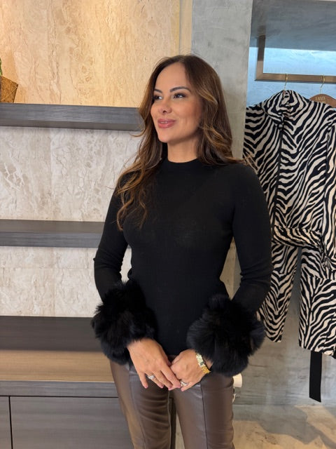 BLUSA PUNHOS MADRE REINA LÃ COM PELE PRETO