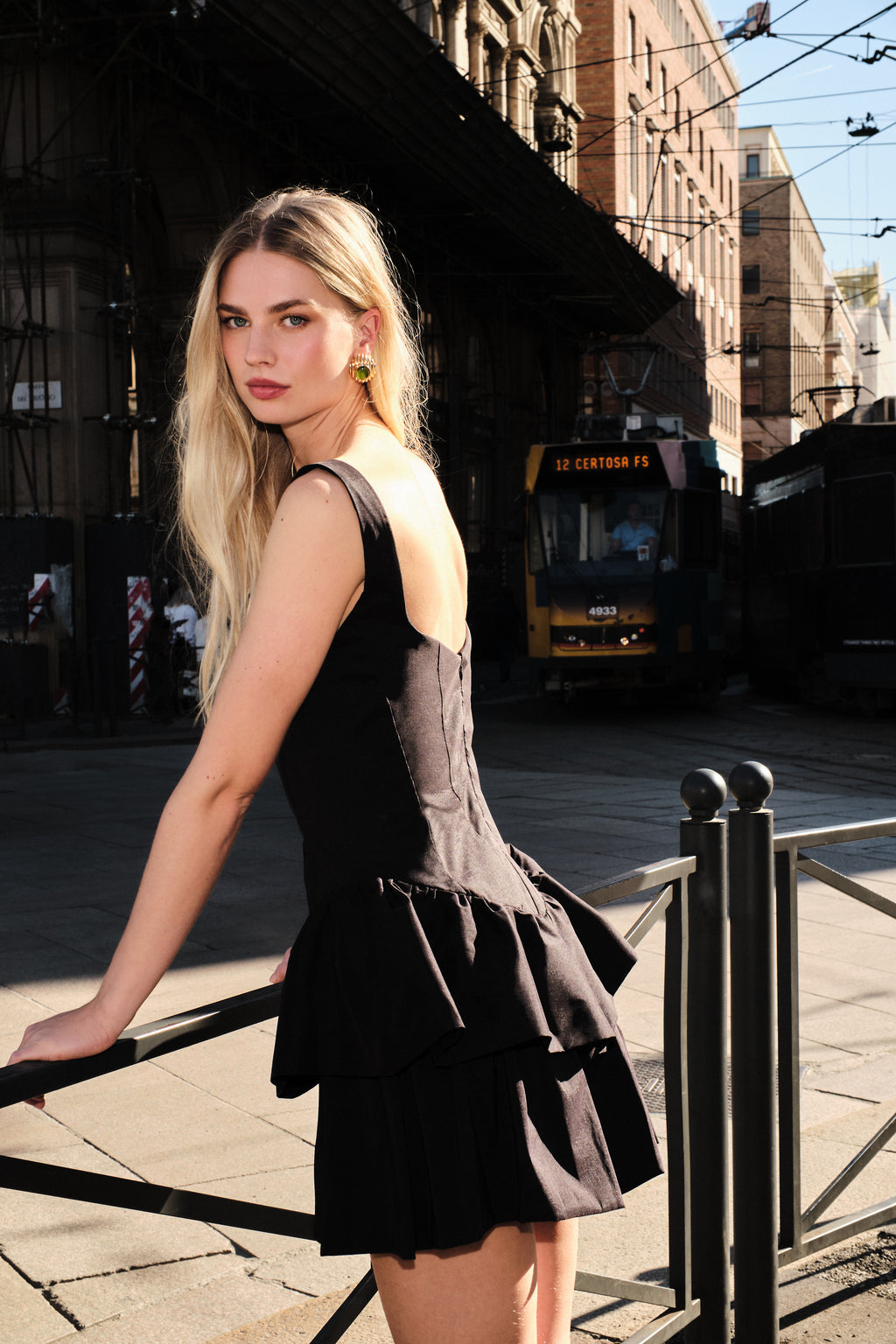 Vestido Curto Preto com Babados